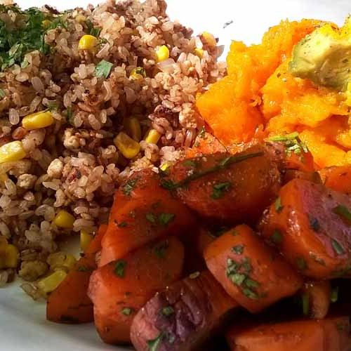 Arroz yamaní salteado con vegetales asados