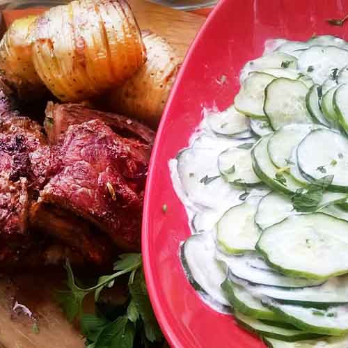 Bifes de chorizo rellenos con papas acordeón y ensalada fresca
