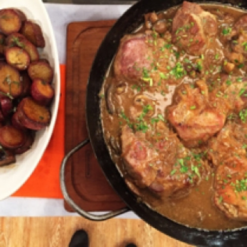 Bondiola a la cerveza al disco con batatas salteadas