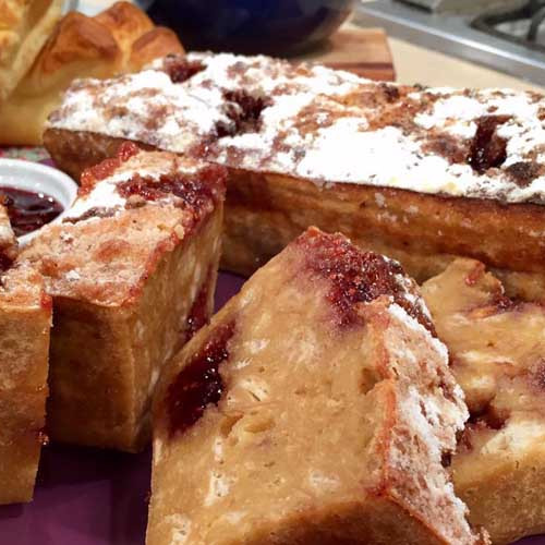 Budín de pan y mermelada de frambuesa por Anna Olson