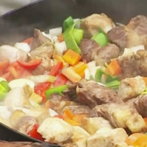 Guiso dos carnes al disco de arado