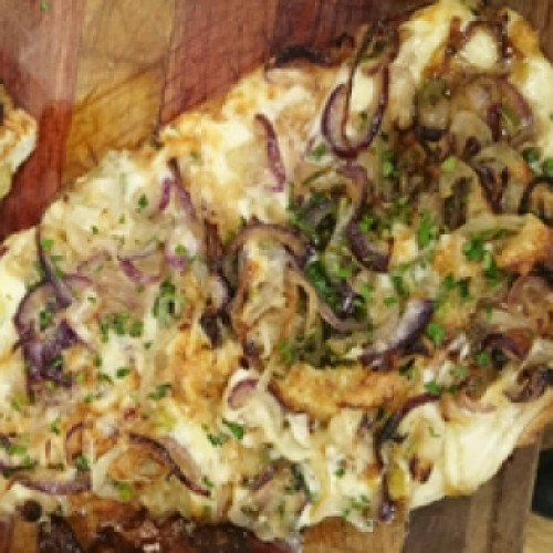 Matambrito de cerdo a las tres cebollas con tortilla de batatas