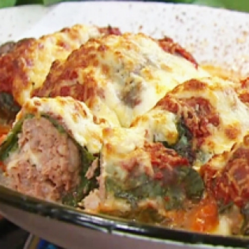 Niños envueltos de carne en hojas de acelga gratinados