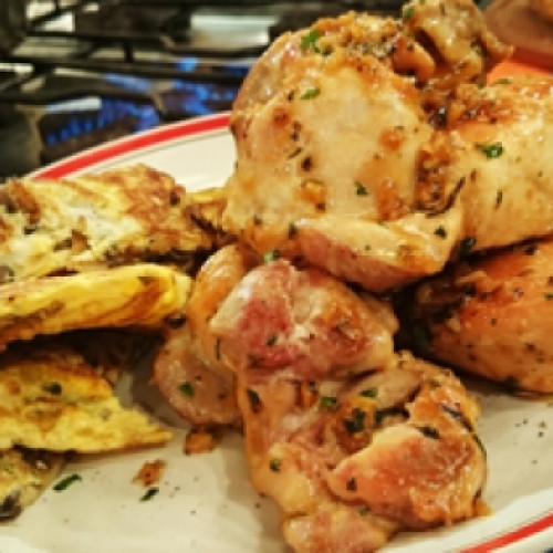 Pollo al ajillo con revuelto de champignones