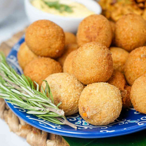 CROQUETAS DE CARNE Y PAKORAS