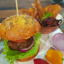 Hamburguesa casera con pan de zapallo