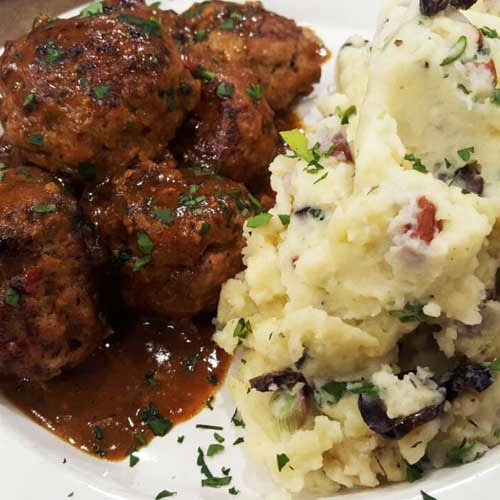 Albóndigas de cerdo rellenas de roquefort con puré de papas