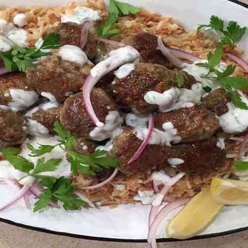 Albóndigas de carne y puerro con arroz caramelizado y salsa de yogur