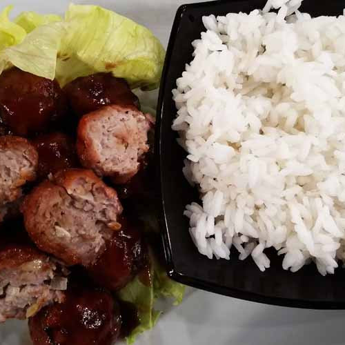 Albóndigas de cerdo fritas con salsa agridulce y arroz blanco