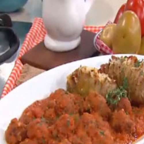 Albóndigas en salsa con papas acordeón