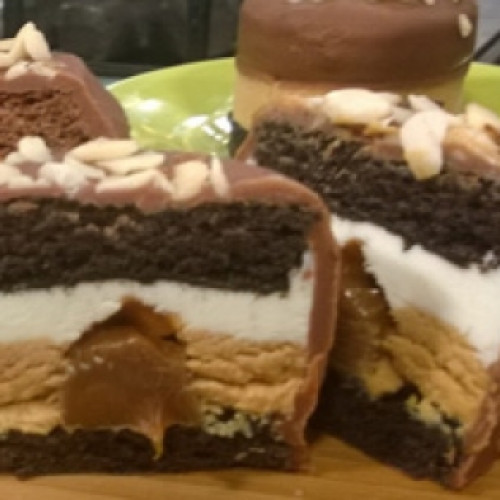 Alfajor helado relleno bañado con chocolate