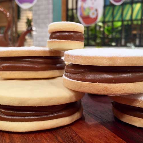 Alfajores con masa sablée de dulce de leche y chocolate