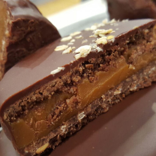 Alfajores de avena y chocolate rellenos de dulce de leche