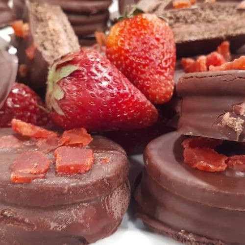 Alfajores de chocolate rellenos de crema de frutilla