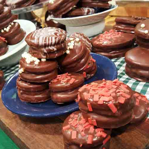 Alfajores de chocolate y frutilla por Palomeque