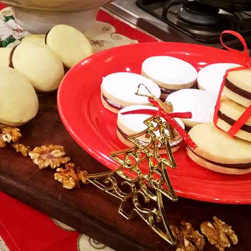 Alfajores rellenos con leche condensada y chocolate