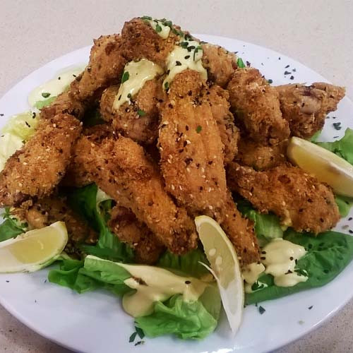 Alitas de pollo rebozadas en panko con ensalada verde