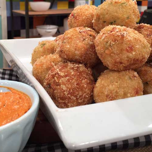 Albóndigas de merluza fritas con salsa romesco