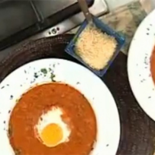 Anti frío sopa de ajo y chorizo con crocante de jamón y huevo gratinado