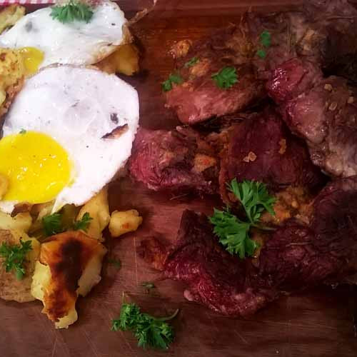 Arañitas a la chapa a la manteca especiada con papas rotas y ensalada fresca