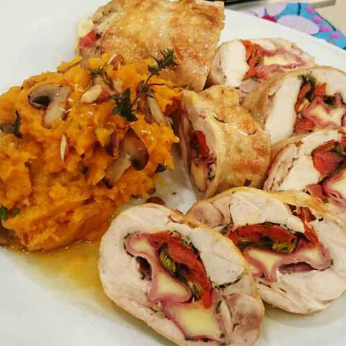 Arrollado de pollo primavera con puré de calabaza, hongos y almendras