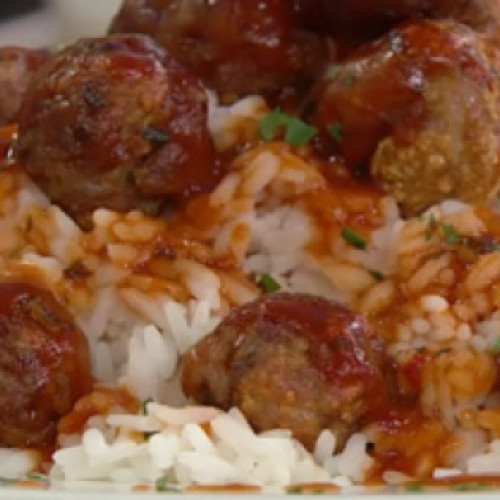 Arroz con albóndigas en salsa barbacoa