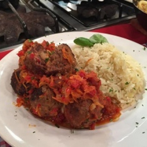 Arroz con albóndigas en salsa