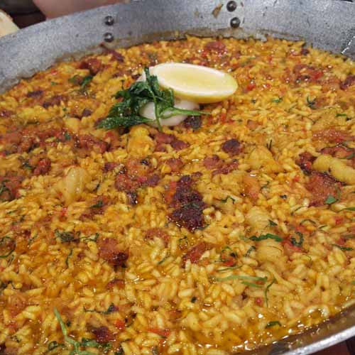 Arroz con calamares y chorizo en sartén