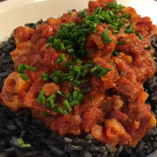 Arroz negro con calamares y panceta