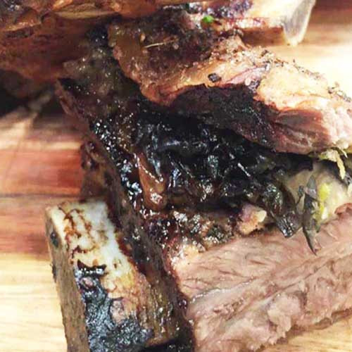 Asado de costilla relleno con tomates rellenos