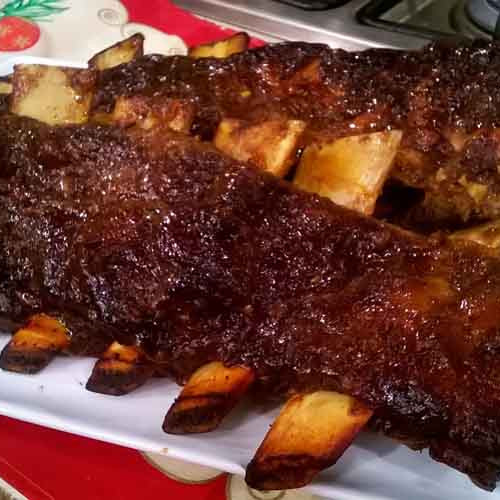 Asado laqueado a la barbacoa con ensalada fresca