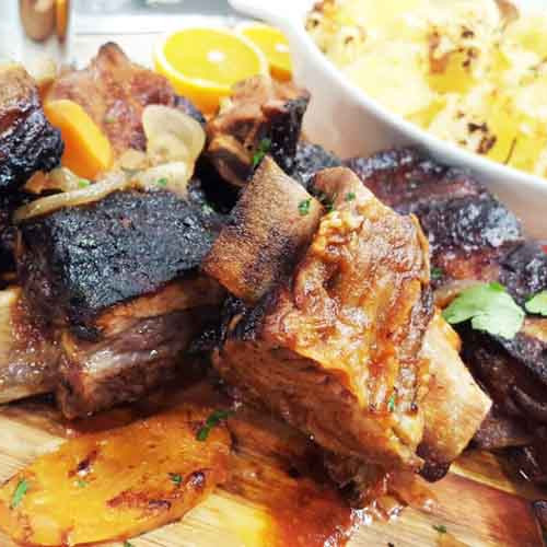 Asado ventanita a la barbacoa con gratén de papa y brócoli