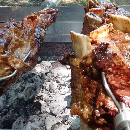 Asado y vacío especiados al spiedo con ensalada criolla de yogur