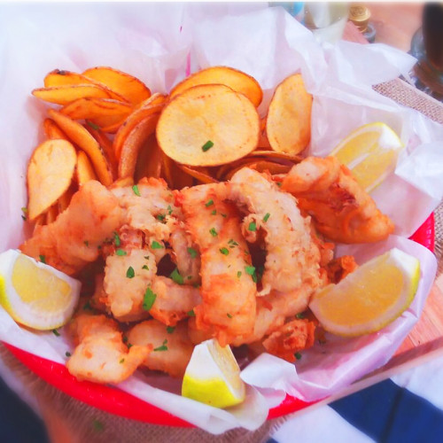 Bastoncitos de pescado con chips de papa