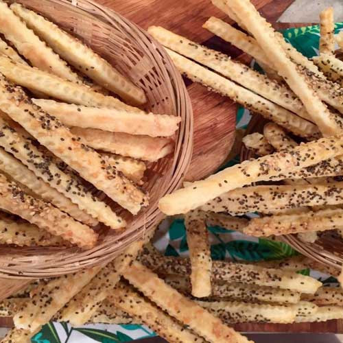 Bastones de queso y semillas al horno