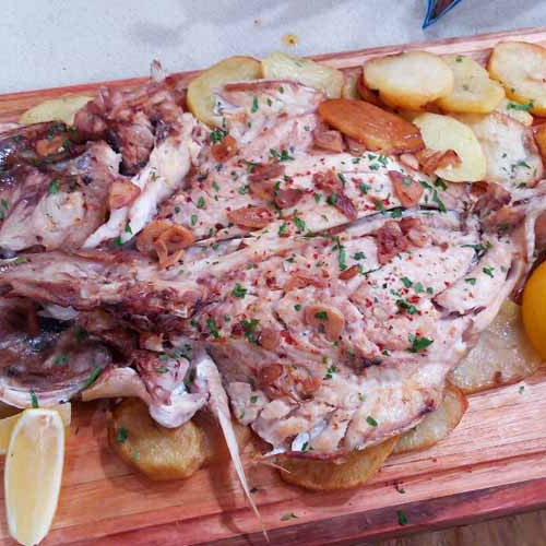 Besugo al horno con refrito de ajos con papas horneadas