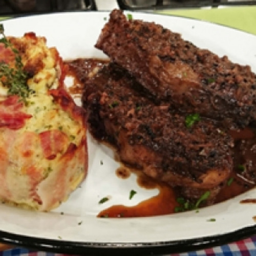 Bife de chorizo a la pimienta con budín de papas soufleé