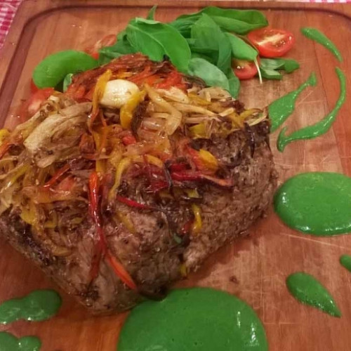 Bife de chorizo con mayonesa verde y vegetales salteados