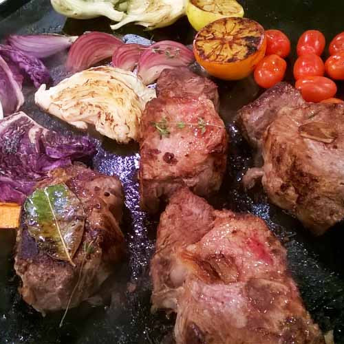 Bife de chorizo entero con vegetales asados a la chapa