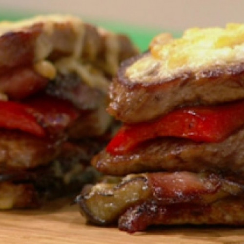 Bife de chorizo relleno con ensalada de rúcula y cebolla caramelizada