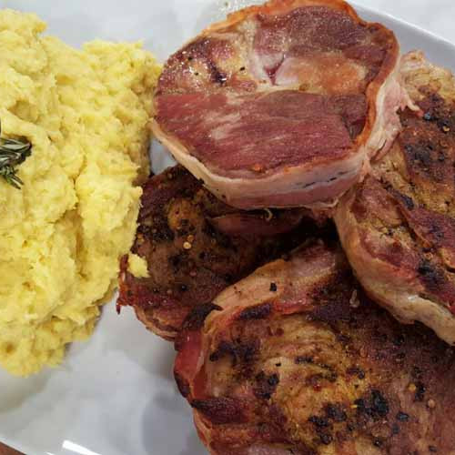 Bifes de bondiola a la panceta con puré de batatas e hinojo