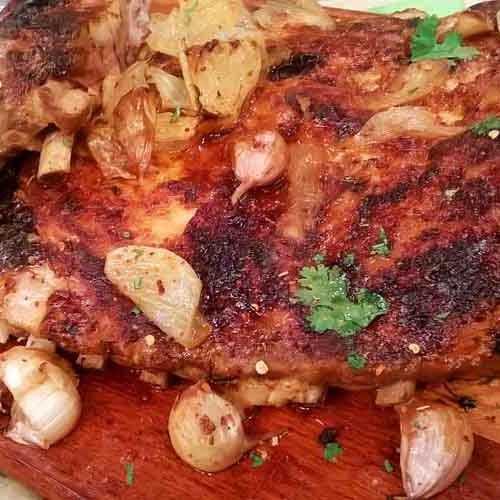 Bifes de bondiola marinados a la chapa y pechito con manta adobado al horno con ensalada coleslaw