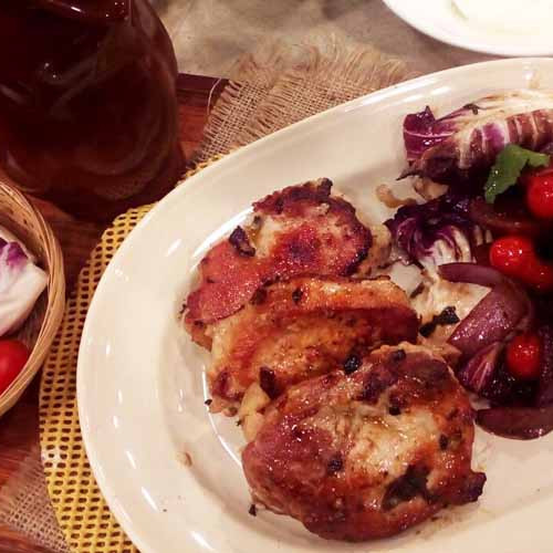 Bifes de cerdo rellenos con vegetales glaseados con azúcar negra