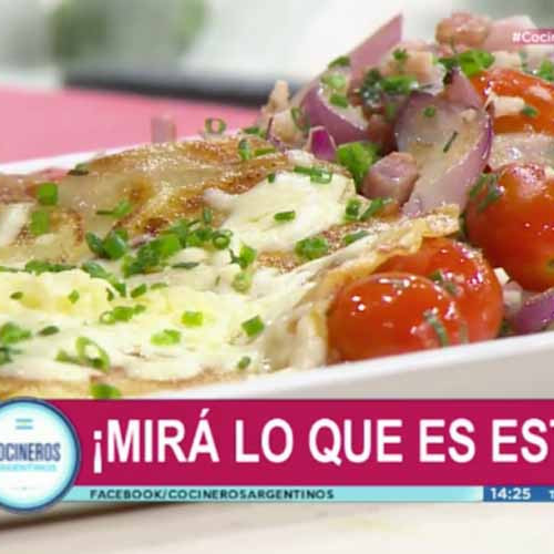 Bifes de chorizo a la chapa con tortilla de queso y salteado de cherrys