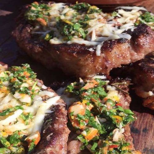 Bifes de chorizo con costra de provoleta con papas doradas