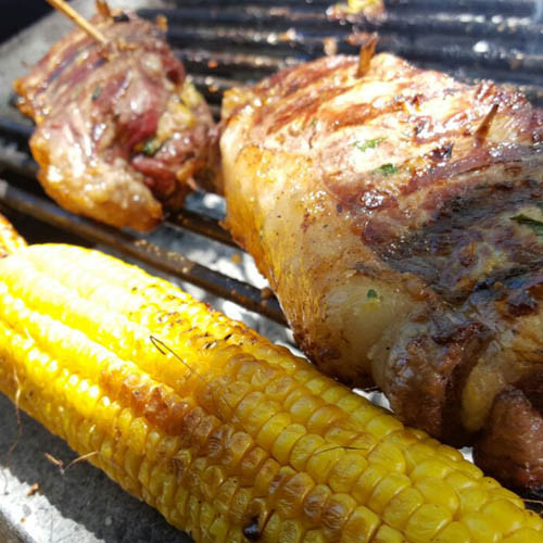 Bifes de chorizo rellenos con papines a la parrilla