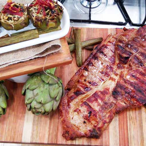 Bifes de pernil de cerdo a la parrilla con alcauciles rellenos