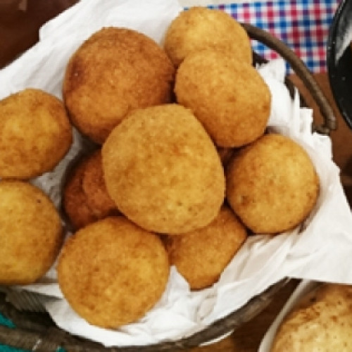 Bombas de papa con corazón de mozzarella