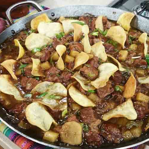 Bondiola agridulce a la cerveza al disco con batatas fritas en rodajas