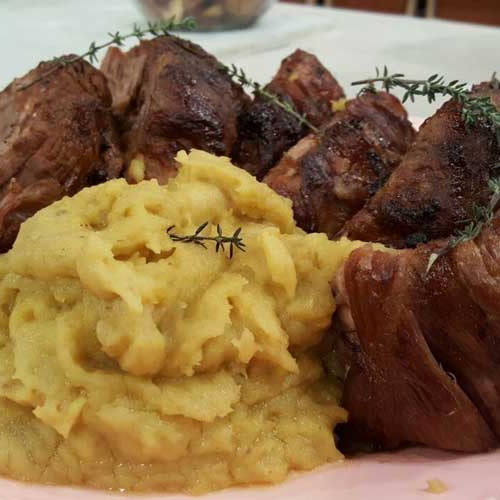 Bondiola braseada a la cerveza con crema de batatas y nueces